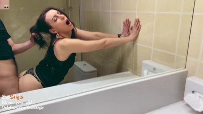 Пьяная русская женщина занималась интимом со случайным молодым человеком в туалете .