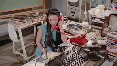 Фильм "Лакомый кусочек" рассказывает о Гэри Коннорсе, менеджере радиостанции KNUT, который ставит под угрозу увольнения всех диск-жокеев, работающих на станции.