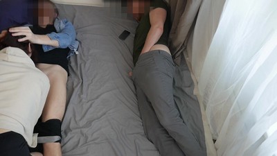 Охранники-вахтовики занимаются сексом с проституткой в каптерке, но их действия были записаны на скрытую камеру.