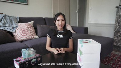 Азиатская модель Луна Окко решила попробовать новые секс-игрушки и выбрала кожаный болт своего друга.